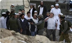 Des milliers de colons protégés par l’armée israélienne dégradent des biens dans un quartier palestinien